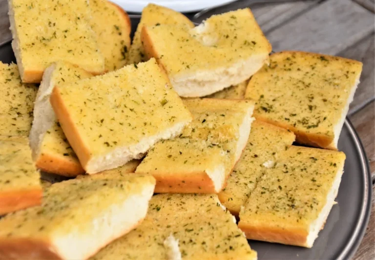 easy garlic butter dinner rolls