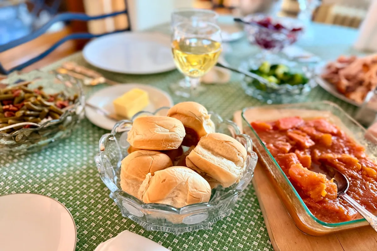 Easy Garlic Butter Dinner Rolls