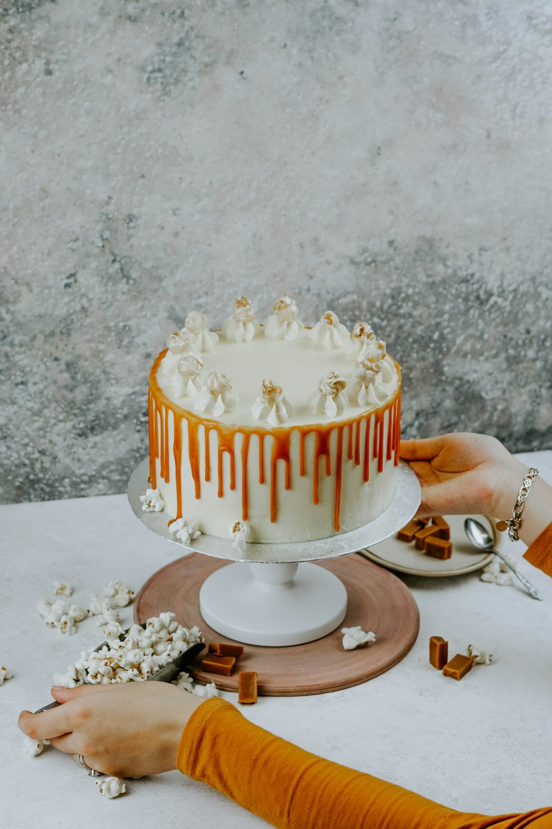 caramel cloud cake -- caramel sauce caramel cloud cake